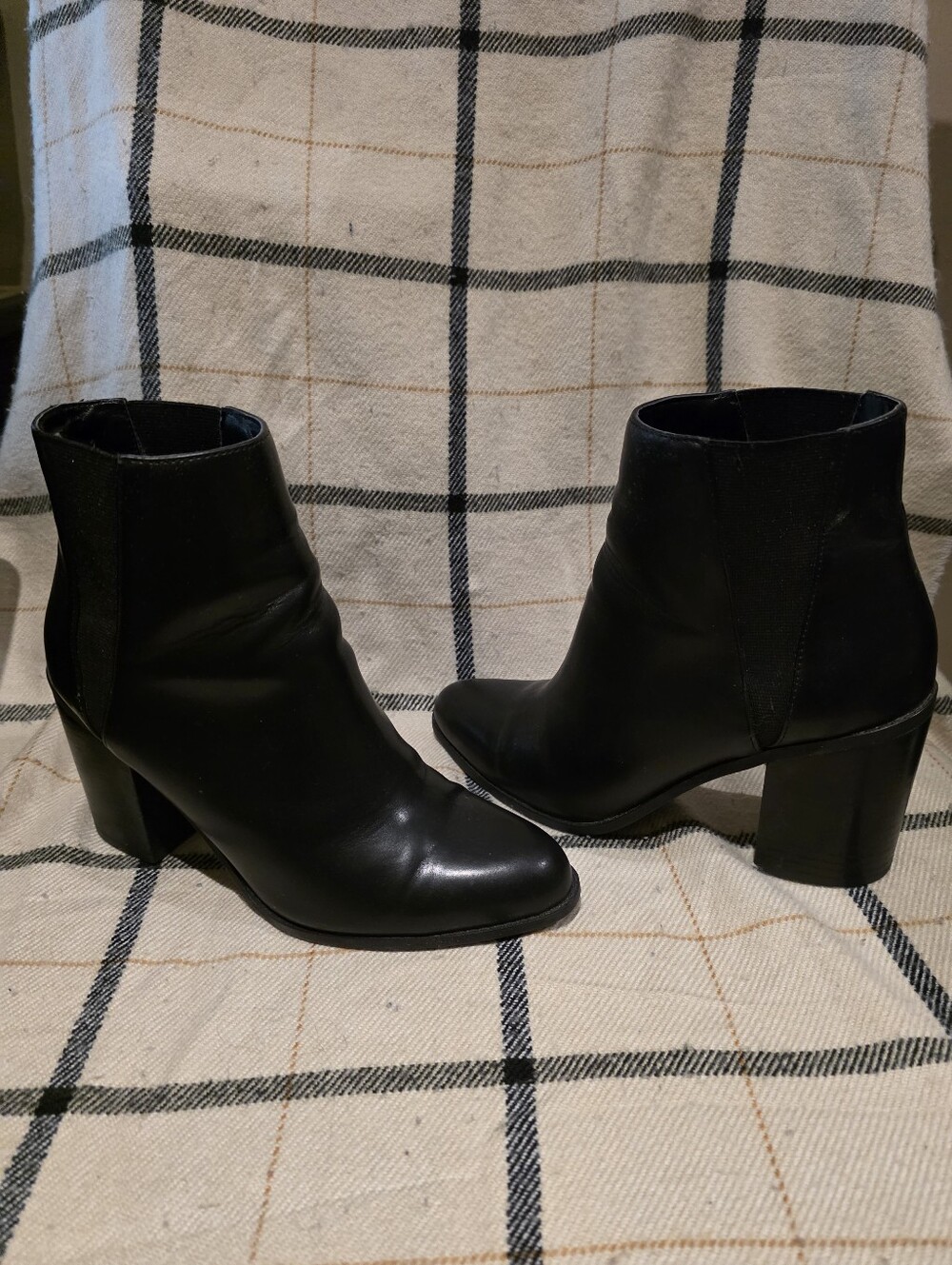 EUC -Aldo Women's Black Leather Ankle Boots - Classic Block Heel